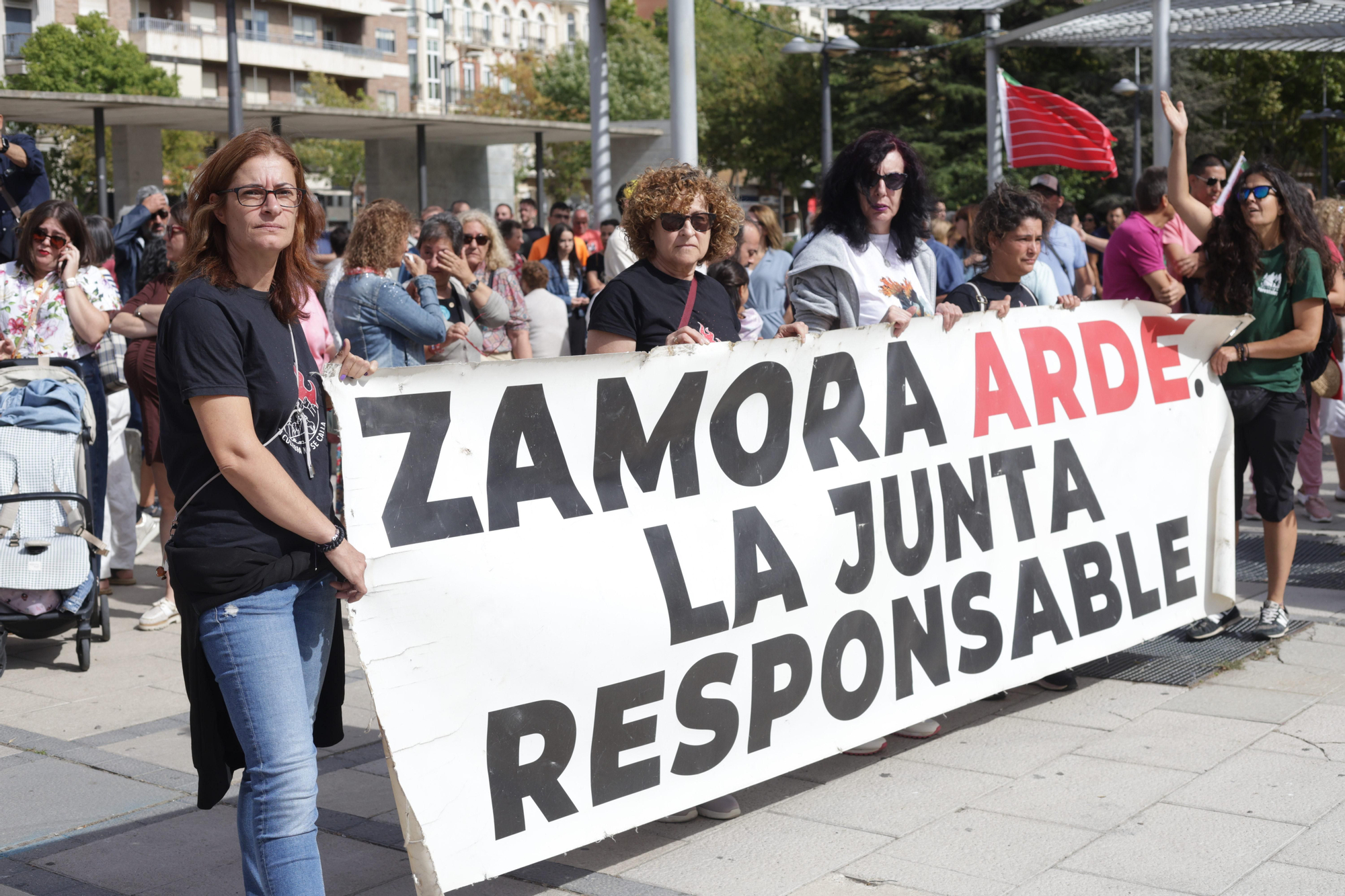 Detalle de una de las pancartas en la protesta en Zamora contra la gestión de los incendios forestales de 2025.