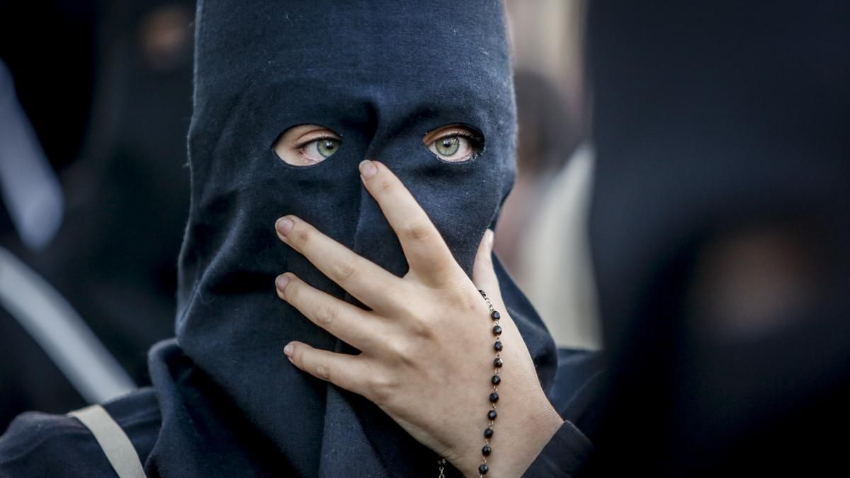 La salida procesional de la hermandad de Ánimas, en imágenes