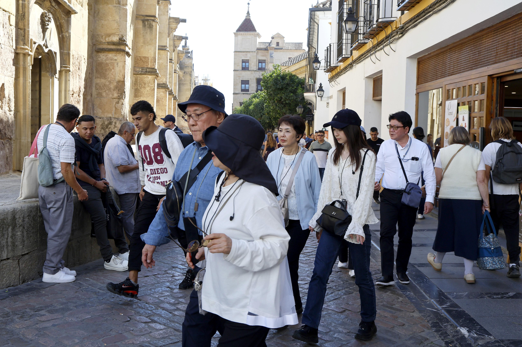 Turistas en el puente de los Santos en Córdoba sin trenes con Madrid