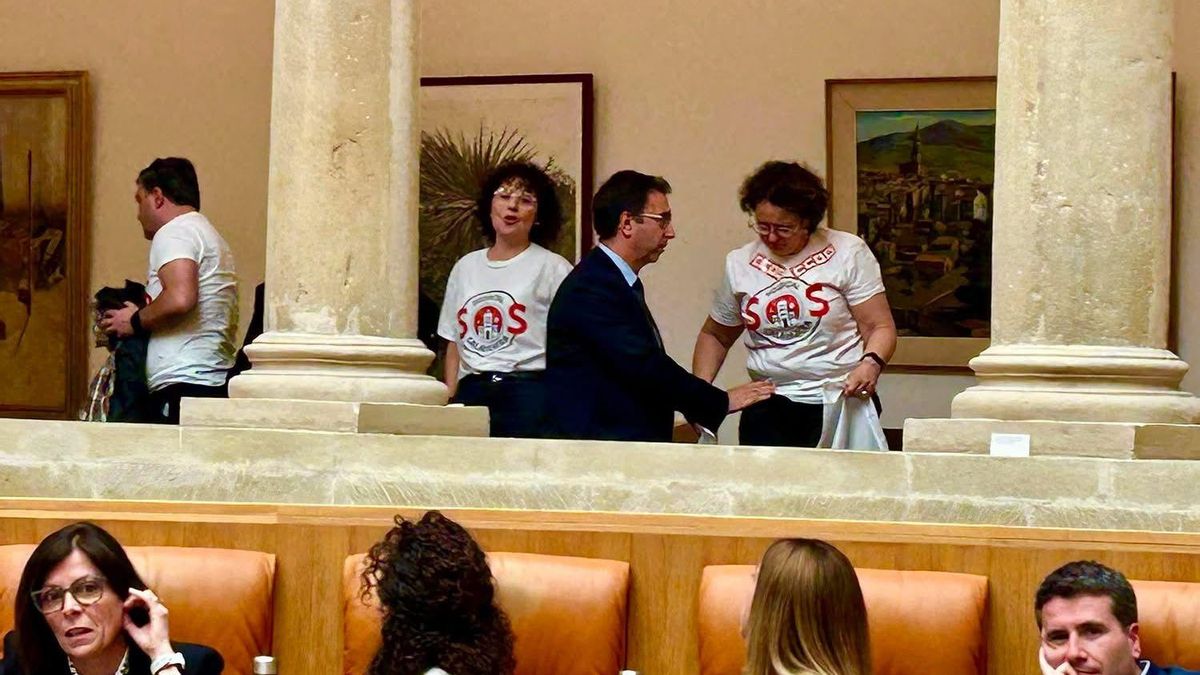 Expulsan a miembros de SOS Hospital de Calahorra del pleno del Parlamento tras llamar "mentiroso" a un diputado del PP