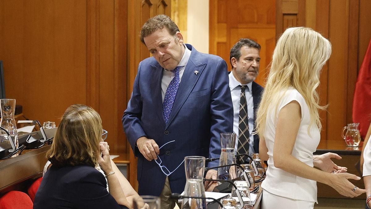 El concejal de Fiestas y Tradiciones, Julián Urbano, hablando con sus compañeros del PP