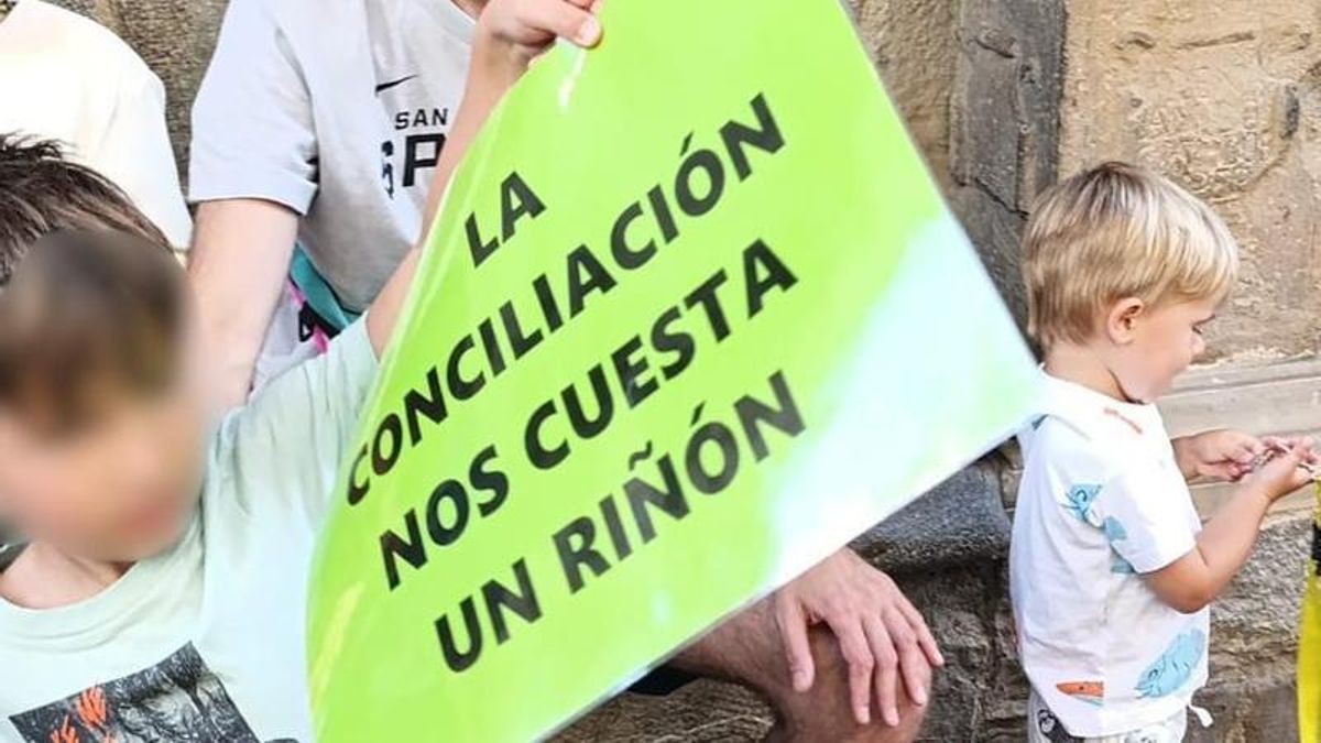 Pancarta en la concentración de padres contra la subida del precio de la guardería de Jaca