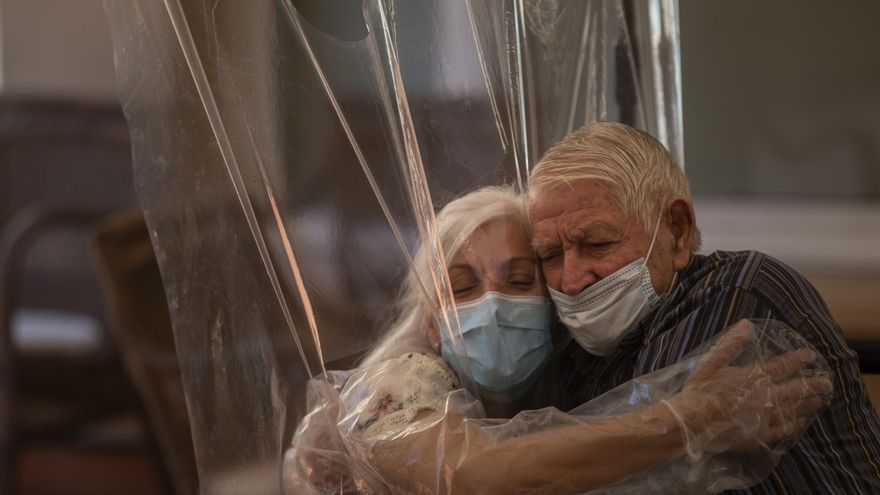 Una mujer abraza a su padre por primera vez en casi cuatro meses mientras se reanudan las visitas a un asilo de ancianos en Barcelona, España