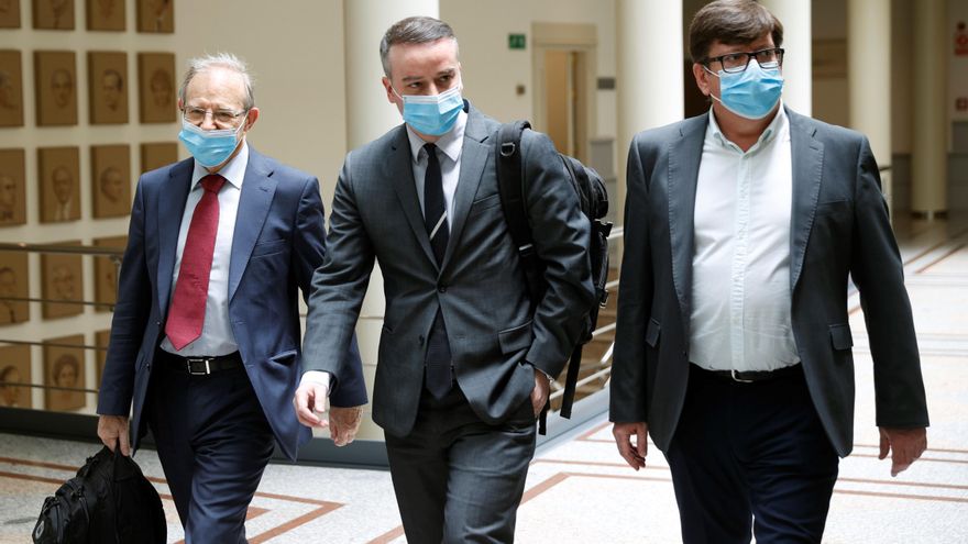El jefe de gabinete de Pedro Sánchez, Iván Redondo (centro), junto a su adjunto, el socialista Francisco Salazar (derecha) y el director de Seguridad Nacional (izquierda) en el Senado.
