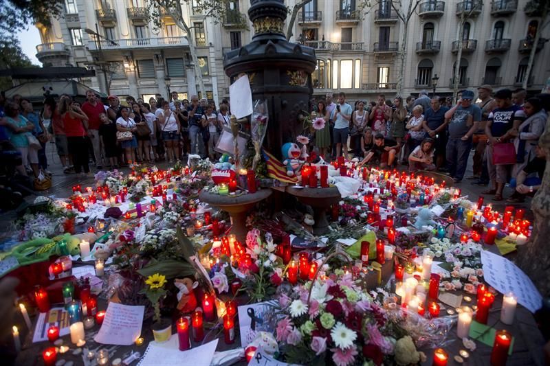 El Ayuntamiento Barcelona abre un espacio de vela y habilita un libro de condolencias
