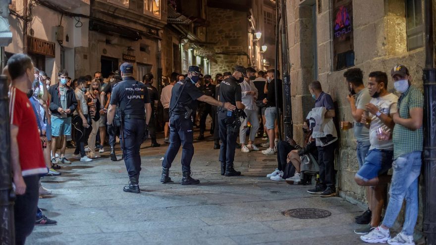 Agentes de la Policía Nacional patrullando el pasado 10 de julio por las calles del casco viejo de Ourense.