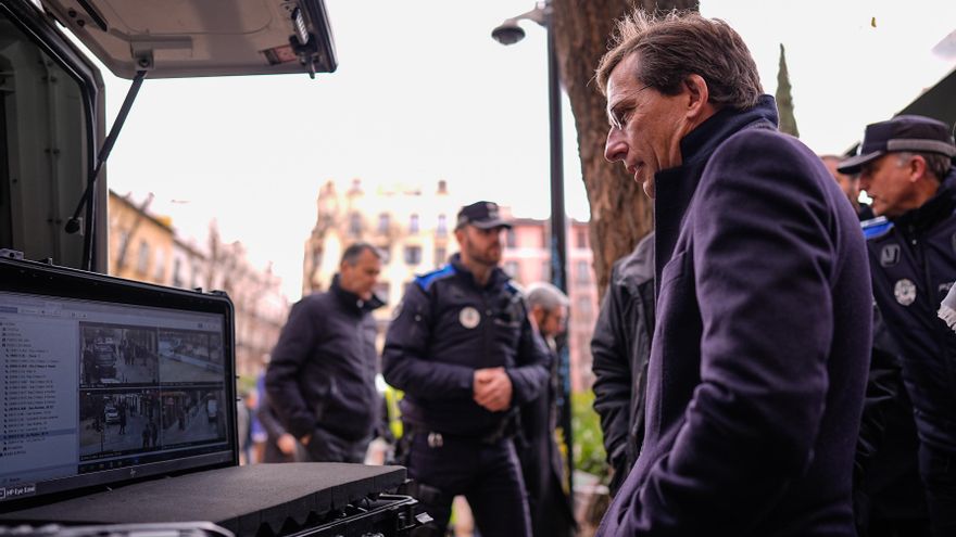 Almeida "inaugura" las cámaras de vigilancia en el Dos de Mayo