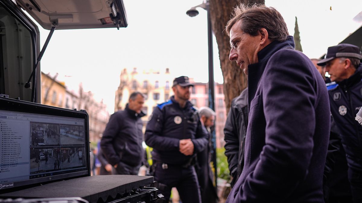 Almeida "inaugura" las cámaras de vigilancia en el Dos de Mayo