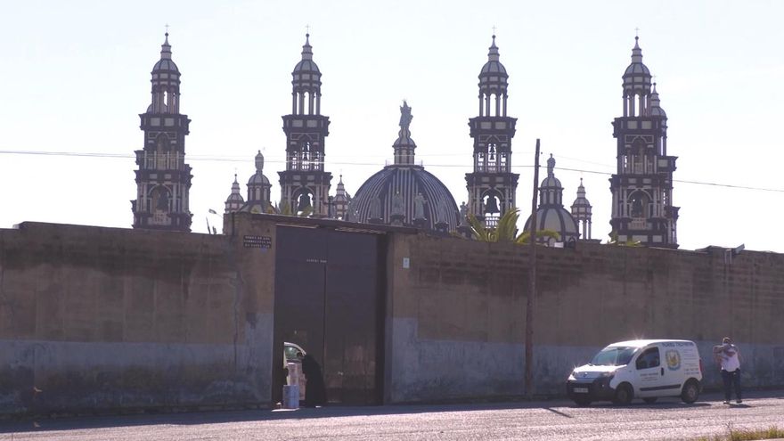 Imagen general del acceso a la Basílica, con unos monjes recogiendo comida tras dejarla un repartidor.