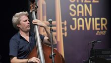 Kyle Eastwood interpretando un solo