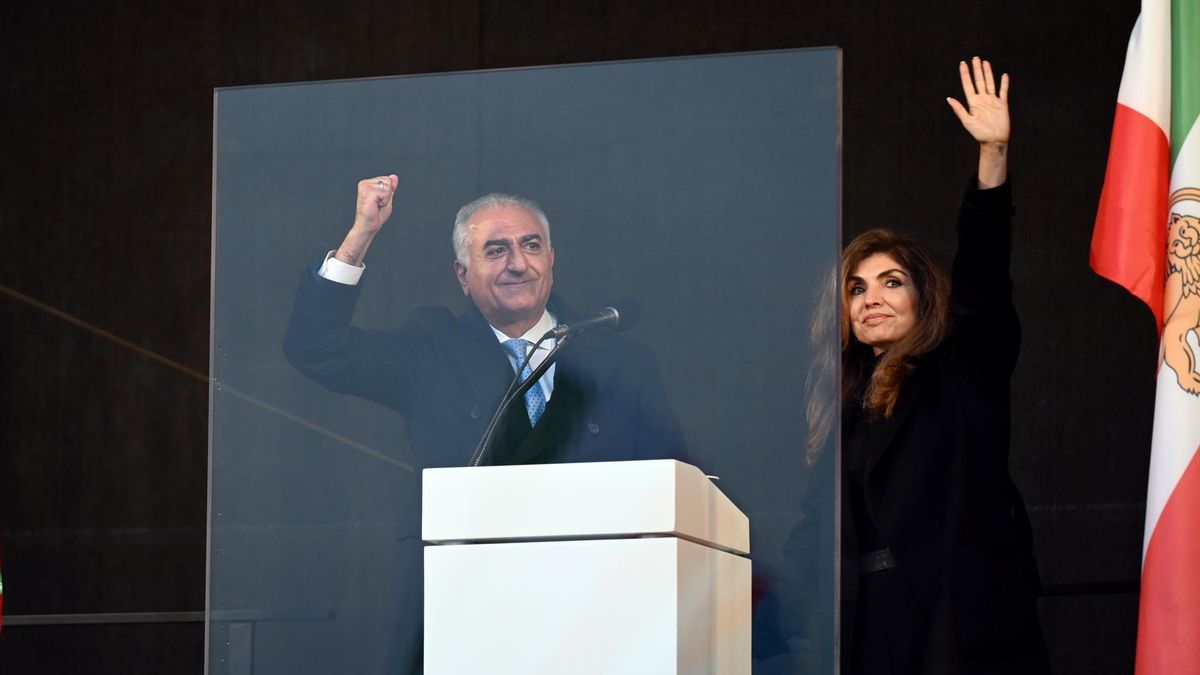 Reza Pahlavi durante la manifestación multitudinaria contra el Gobierno iraní celebrada el pasado fin de semana en Múnich.  EFE/EPA/FARIHA FAROOQUI