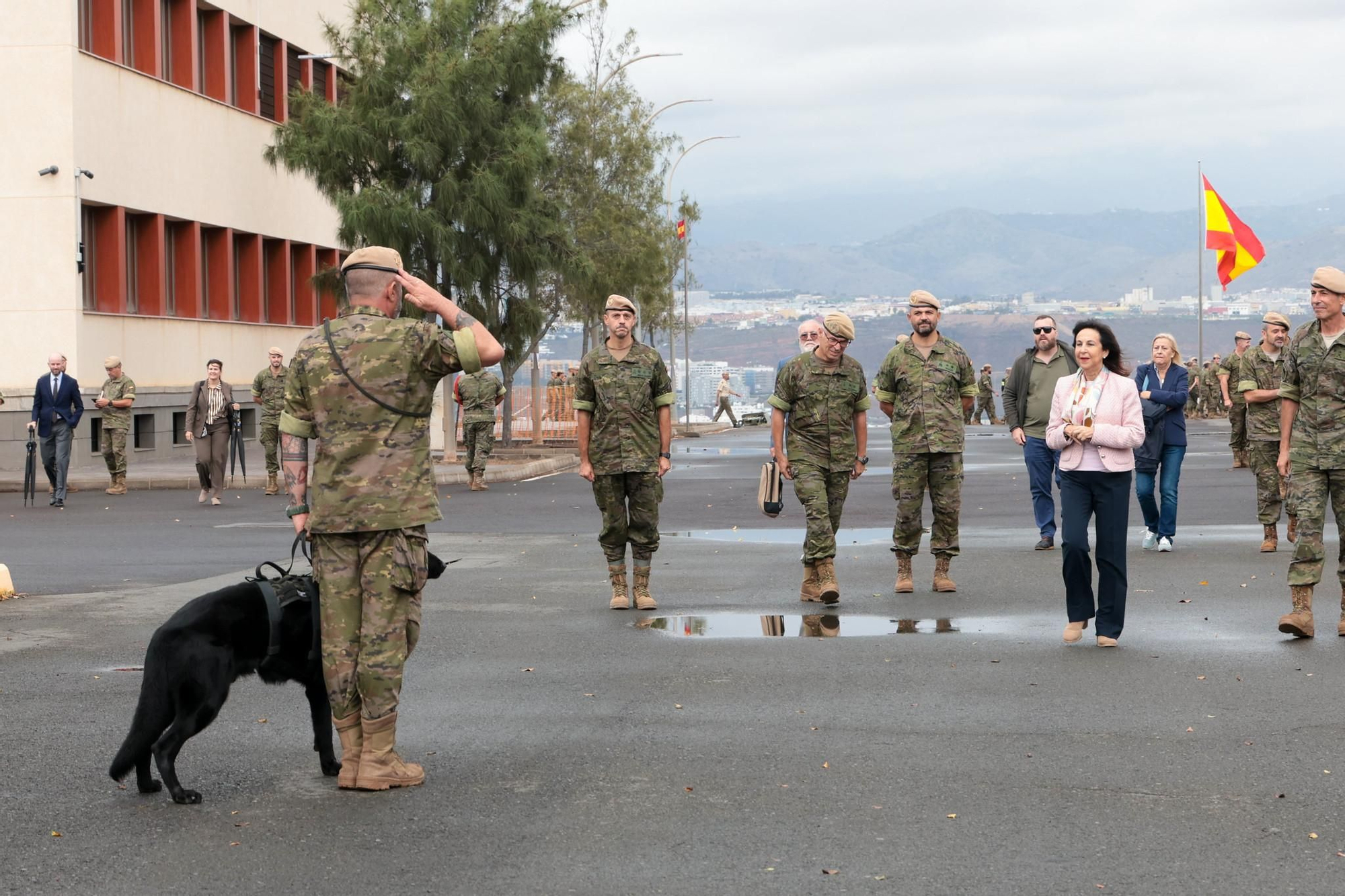 La ministra de Defensa, Margarita Robles, visita la Brigada Canarias XVI, en la Base General Alemán Ramírez, Las Palmas de Gran Canaria.