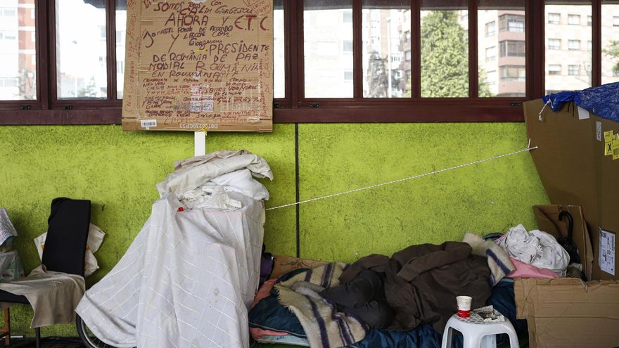 El vallado de la antigua estación de buses de Vigo aboca a una docena de personas sin hogar a buscar alternativas