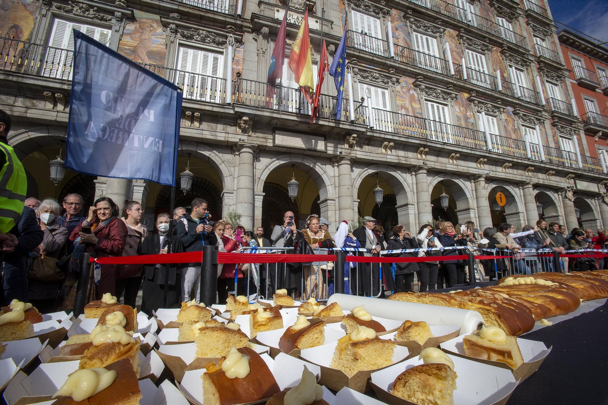 Imagen de la degustación de la Corona de la Almudena en Plaza Mayor en 2022