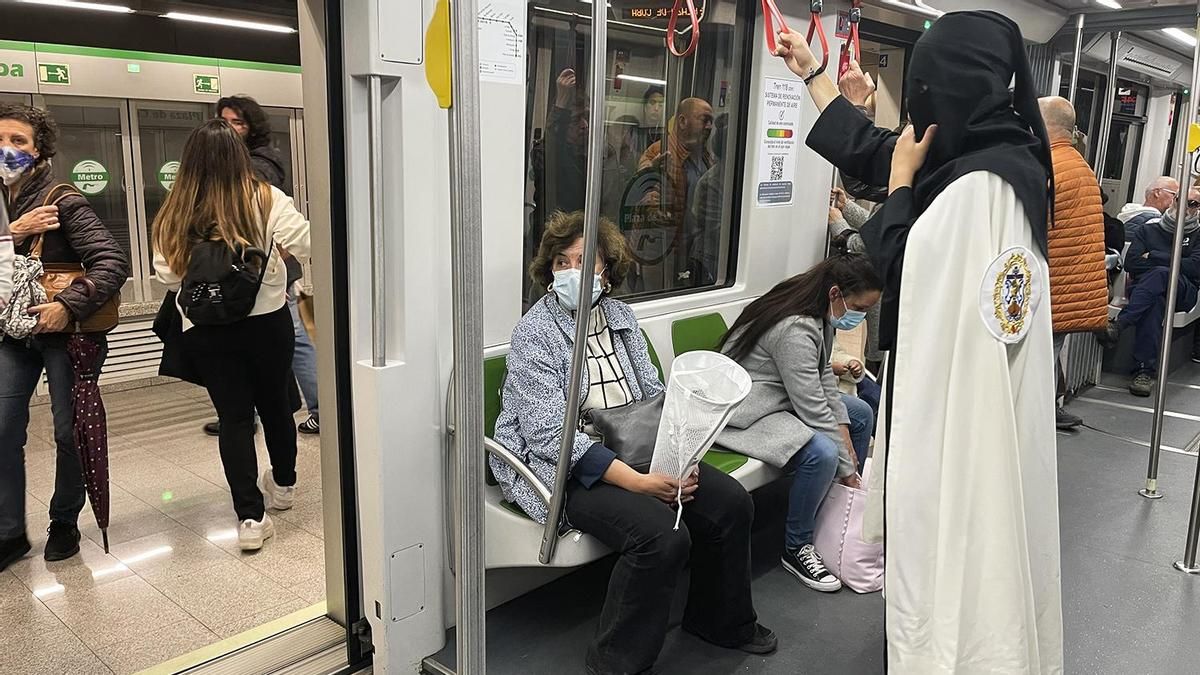 Nazareno de La Sed en el metro de vuelta a casa