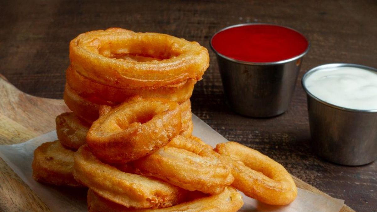 Puedes agujerear las rodajas de calabacín para imitar el aspecto de un aro de cebolla