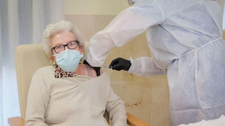 María Petra García, de 85 años, fue la segunda inyección
