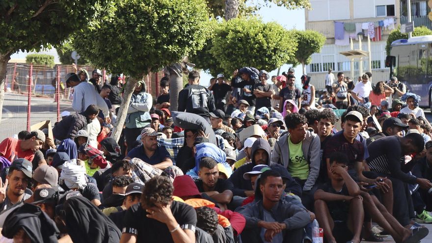 Multitud de migrantes aguardan este martes en los alrededores para poder acceder al centro provisional habilitado.