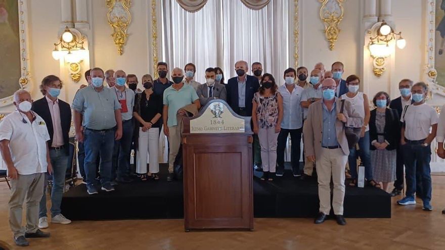 Firmantes del manifiesto a favor del Salto de Chira en el Gabinete Literario.