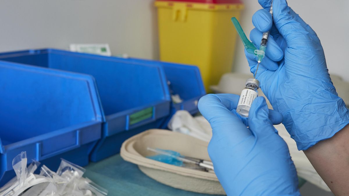 Una profesional sanitaria sostiene un vial con la vacuna de Janssen.