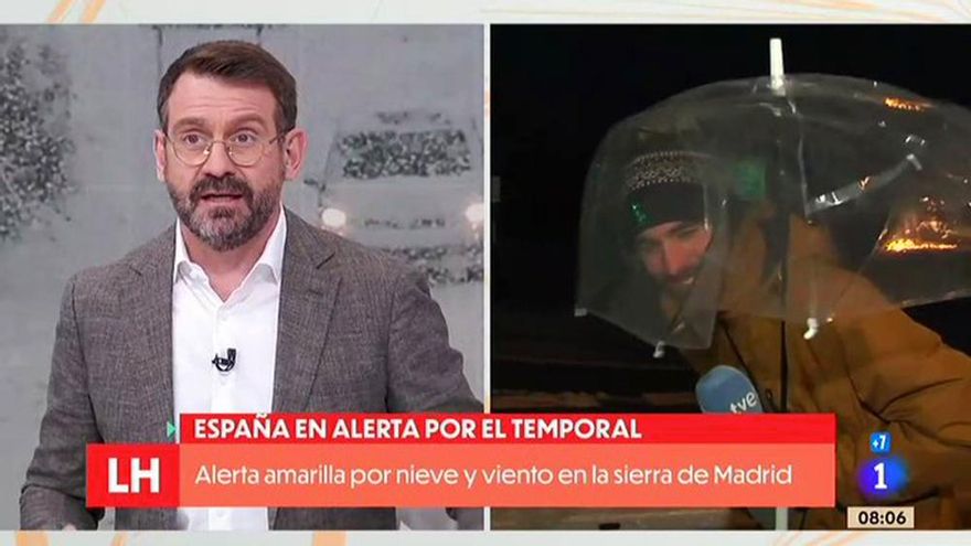 La cómica 'lucha' contra el viento de un reportero de La 1: "Me vais a tener que pagar el paraguas"