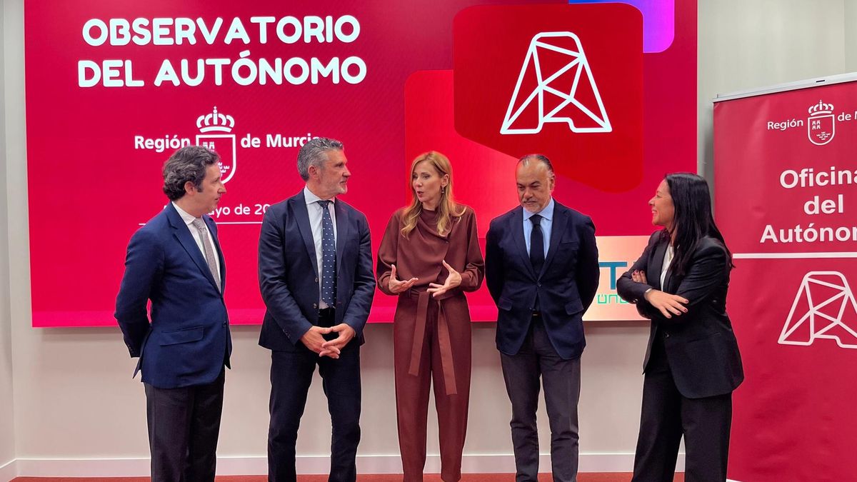 La consejera de Empresa, Empleo y Economía Social, Marisa López Aragón, junto con el secretario general de ATA, José Luis Perea, durante la presentación del Observatorio del Autónomo.