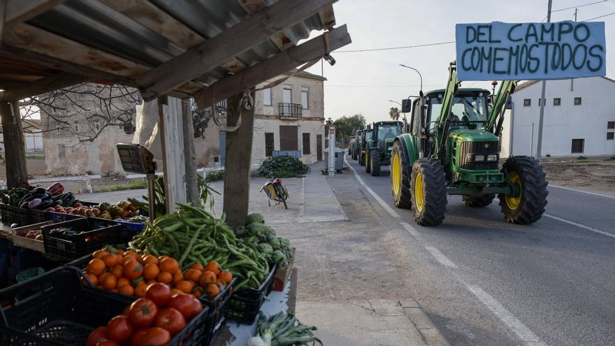Una fila de tractores circula por el camino de Moncada cuando las manifestaciones de agricultores con tractores han causado este jueves por la mañana retenciones en la A-7 a la altura de Torrent (Valencia) para coger la A-3, y en la Ronda Norte de València.