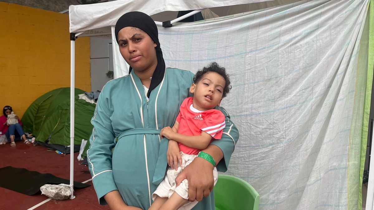 Fatna sujeta a su hijo de tres años en el campapento vecinas de  Sidi Embarek