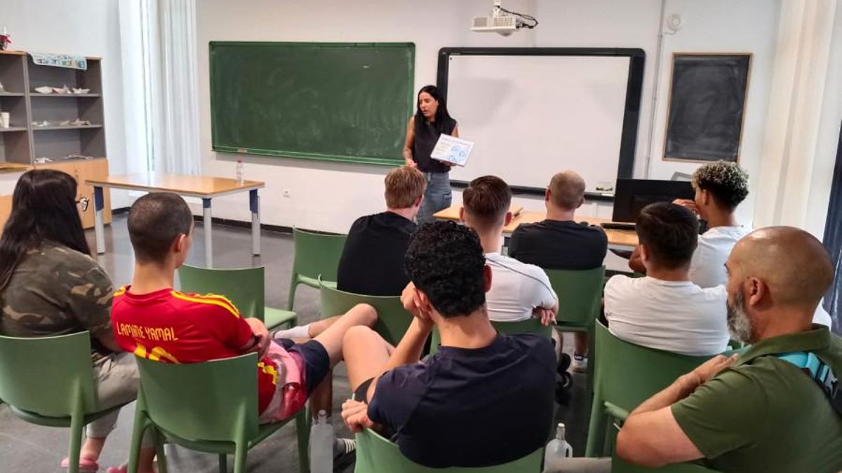 Jóvenes participan en un taller gestionado por la Fundación Diagrama. CEDIDA