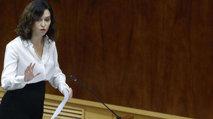 La presidenta de la Comunidad de Madrid, Isabel Díaz Ayuso, interviene durante el pleno de este jueves en la Asamblea regional, marcado por la inmigración, el conflicto en Gaza y el "síndrome postaborto". EFE/ Javier Lizon
