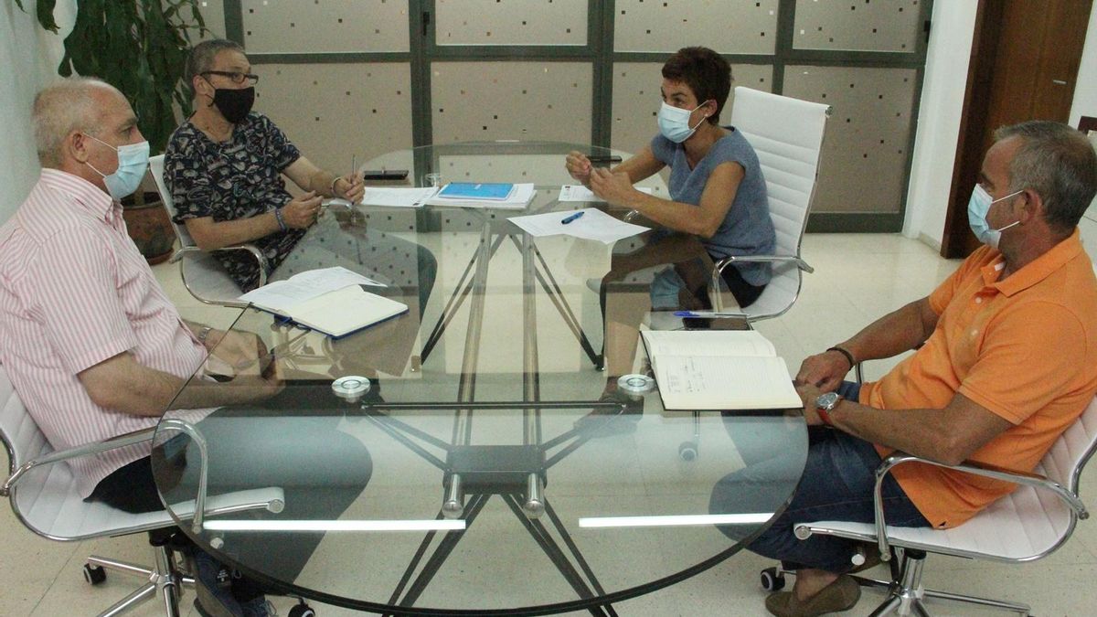 La alcaldesa de Beniel en una reunión este miércoles con el director del CEIP Río Segura