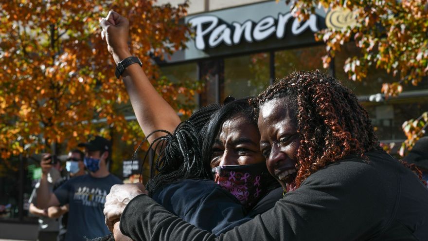 Tres mujeres se abrazan en Filadelfia para celebrar la victoria de Biden en Pensilvania que le ha permitido sumar los 270 representantes necesarios en el colegio electoral