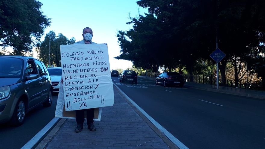 Padre de una niña vulnerable protesta delante de la Delegación de Educación
