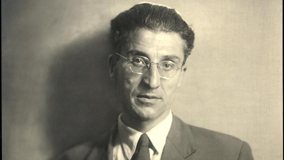 El escritor italiano Cesare Pavese fotografiado en Roma, entre diciembre de 1949 y enero de 1950, pocos meses antes de su muerte