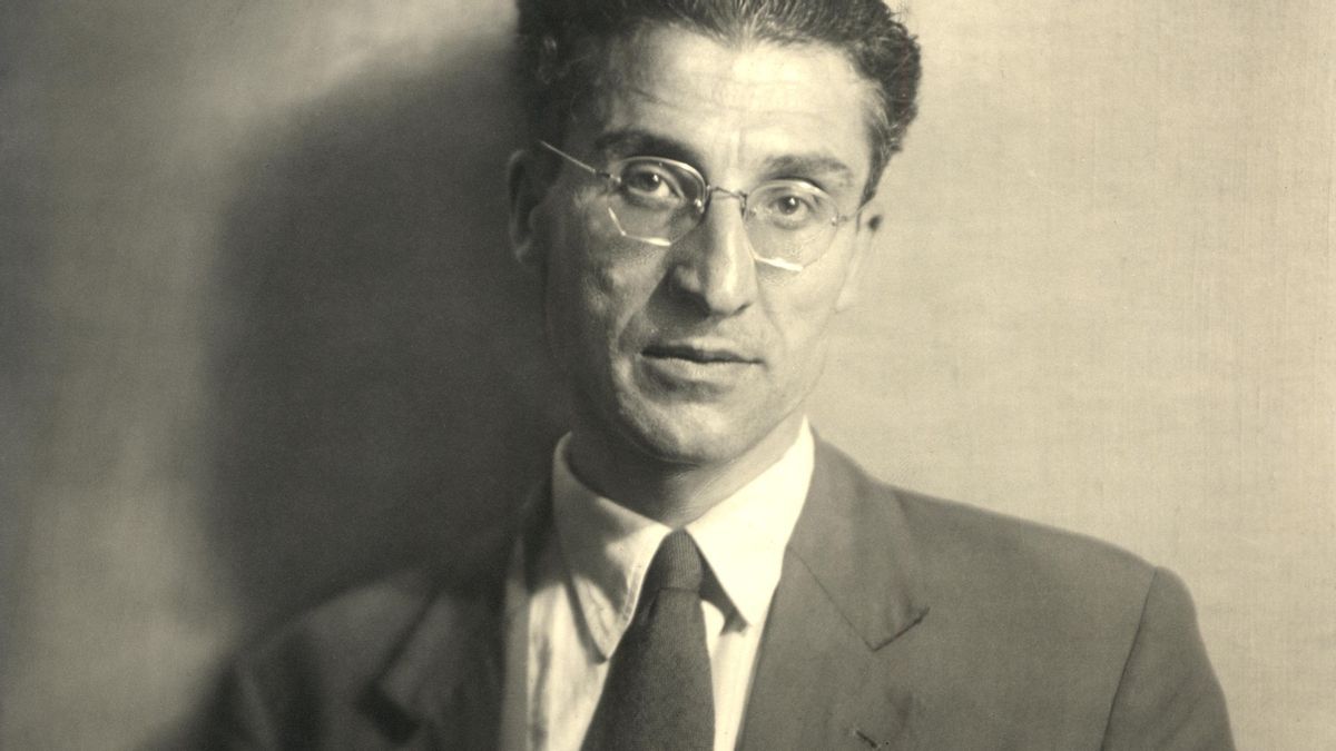 El escritor italiano Cesare Pavese fotografiado en Roma, entre diciembre de 1949 y enero de 1950, pocos meses antes de su muerte