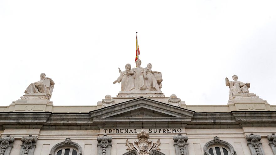 El Supremo condena a tres jóvenes que rajaron una bandera de España en Barcelona