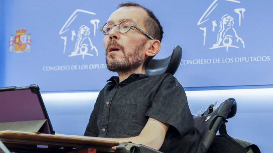 El portavoz de Unidas Podemos, Pablo Echenique, durante la rueda de prensa que ha ofrecido este martes en el Congreso que acoge la reunión de la Mesa de la Cámara. EFE/ Luis Millan