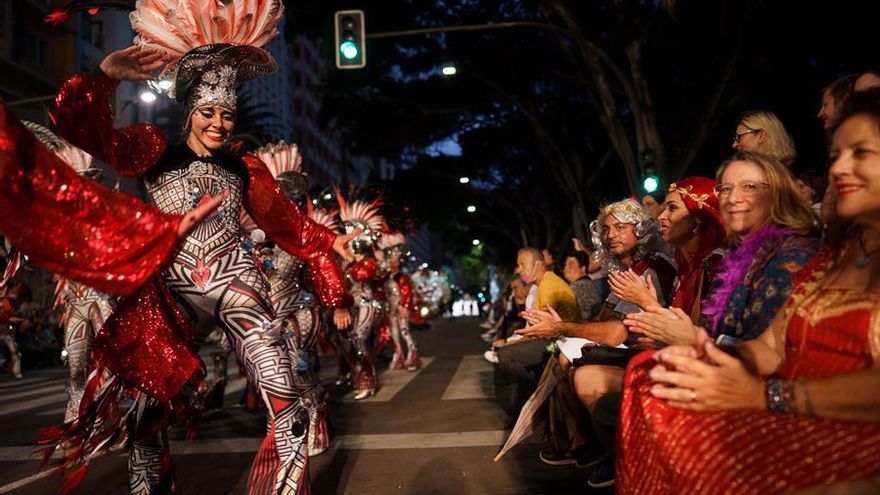 Las integrantes de una comparsa se preparan momentos antes de participar este domingo en el concurso Ritmo y Armonía del Carnaval de Santa Cruz de Tenerife. EFE/Ramón de la Rocha