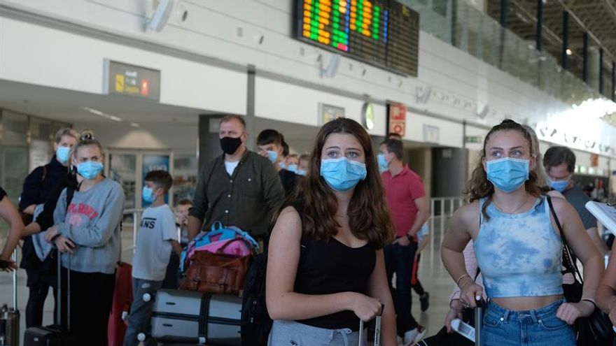 Turistas en el aeropuerto de Fuerteventura
