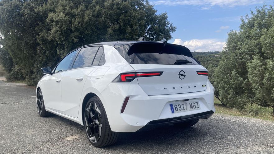 Vista lateral y trasera del Astra potente del catálogo.