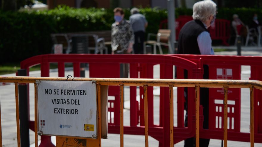 Archivo - Una residente protegida con mascarilla de la ‘Casa de Misericordia’ en el exterior del centro donde han habilitado una zona de visitas. En Pamplona (Navarra), a 2 de junio de 2020.