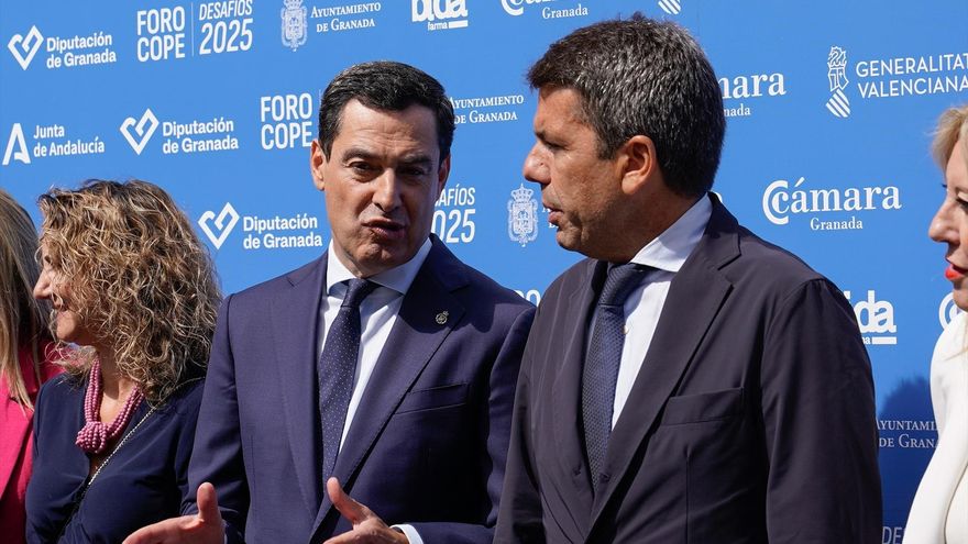 El presidente de la Junta de Andalucía, Juanma Moreno (2i), y el presidente de la Generalitat Valenciana, Carlos Mazón, en una imagen de septiembre
