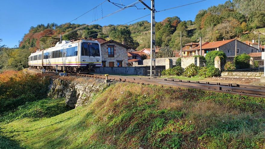 Continúan los trabajos para restablecer la circulación de trenes entre Lantueno y Reinosa tras el descarrilamiento