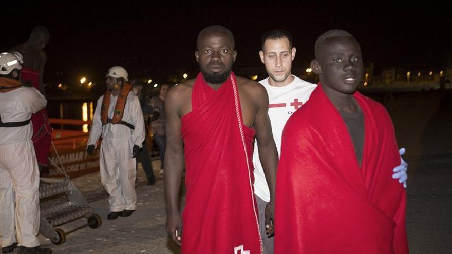 Llegan a Motril en buen estado 28 inmigrantes rescatados por Salvamento