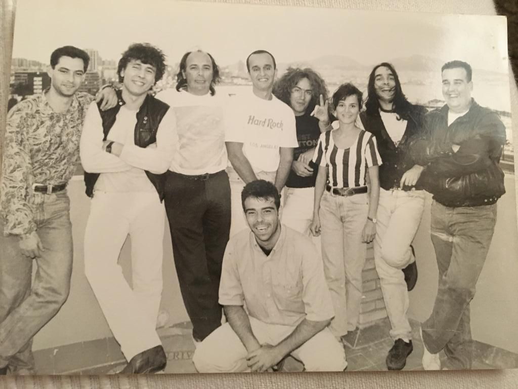 Krull posa con el manager Paco Herrera –tercero por la izquierda-, Mariló Jubells, seguidora del grupo con estudios de piano, y agachado, el periodista Luis Socorro.