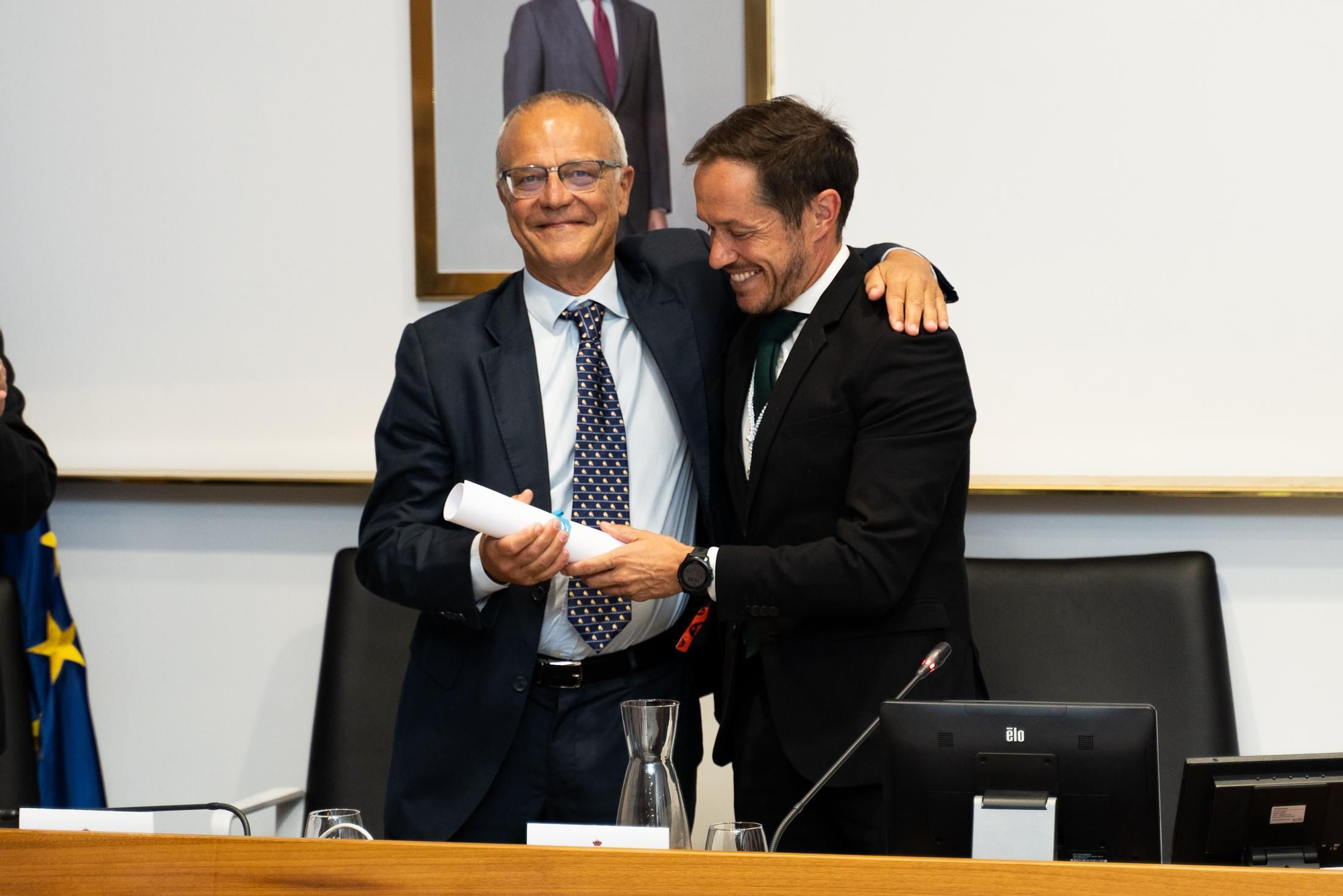 Víctor M. Acosta Rodríguez recibe el título de Hijo Predilecto de La Palma de manos de Mariano Zapata.