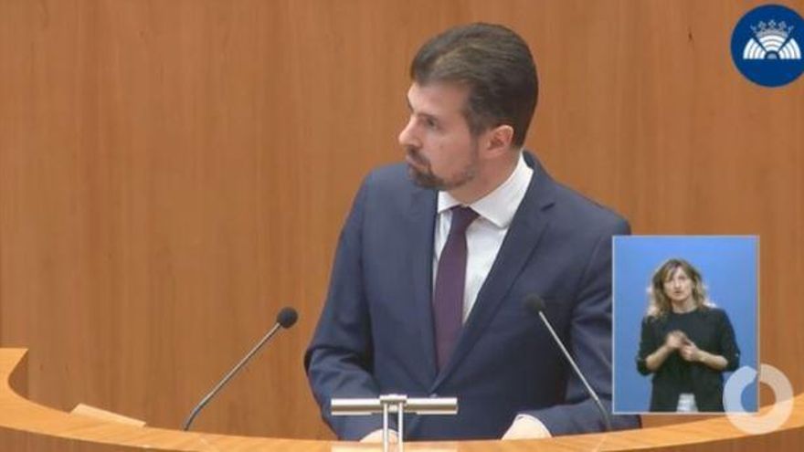 Tudanca durante la sesión de investidura a Mañueco.