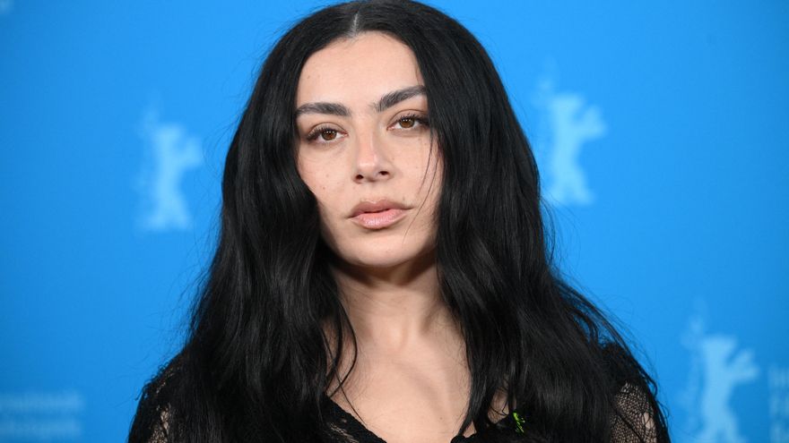 Charli XCX conquista Berlín en 18 minutos: “Las películas que quiero hacer no rehúyen los temas políticos y sociales”