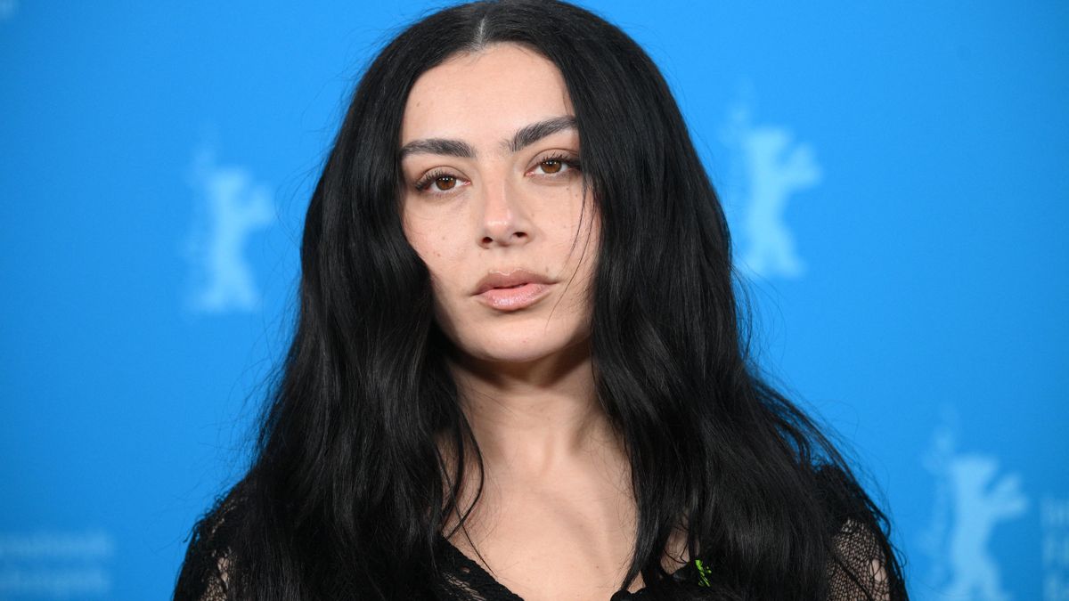 Charli XCX conquista Berlín en 18 minutos: “Las películas que quiero hacer no rehúyen los temas políticos y sociales”