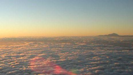 Mar de nubes con el Teide sobresaliendo al fonfo.